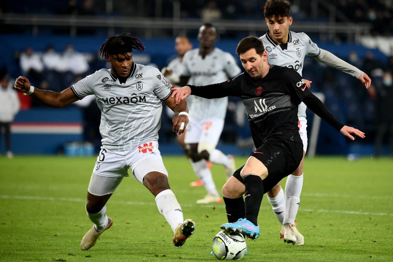 Messi maneja el balón entre dos rivales en el éxito de Paris Saint-Germain