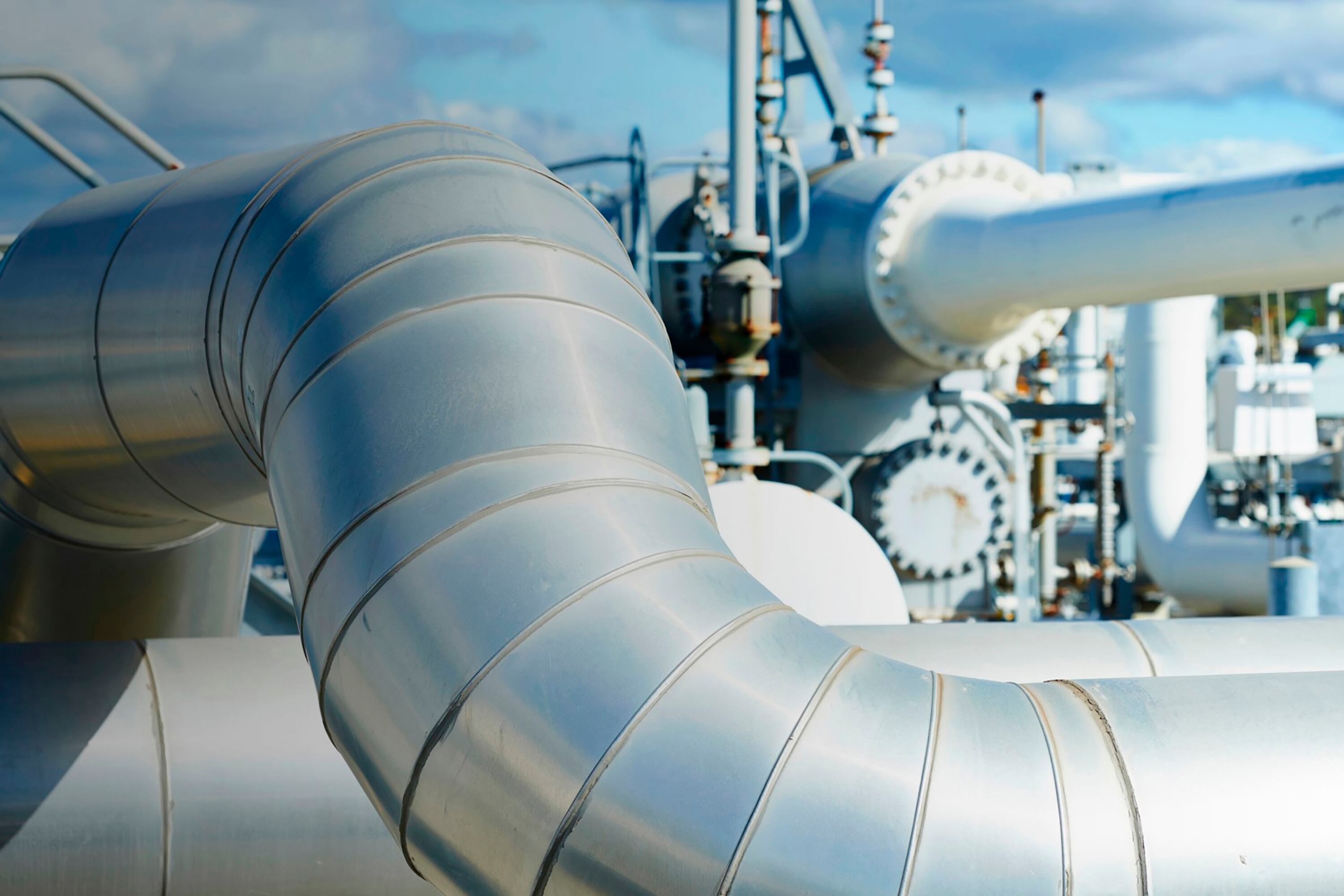 El hidrógeno verde se produce utilizando fuentes de energía renovable, como la eólica y la solar.