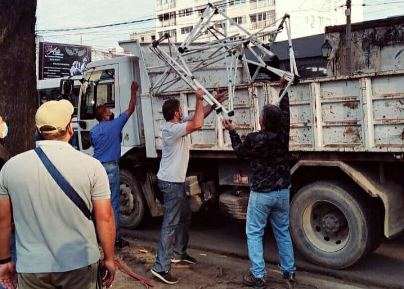 El desarme y traslado de los puestos. 