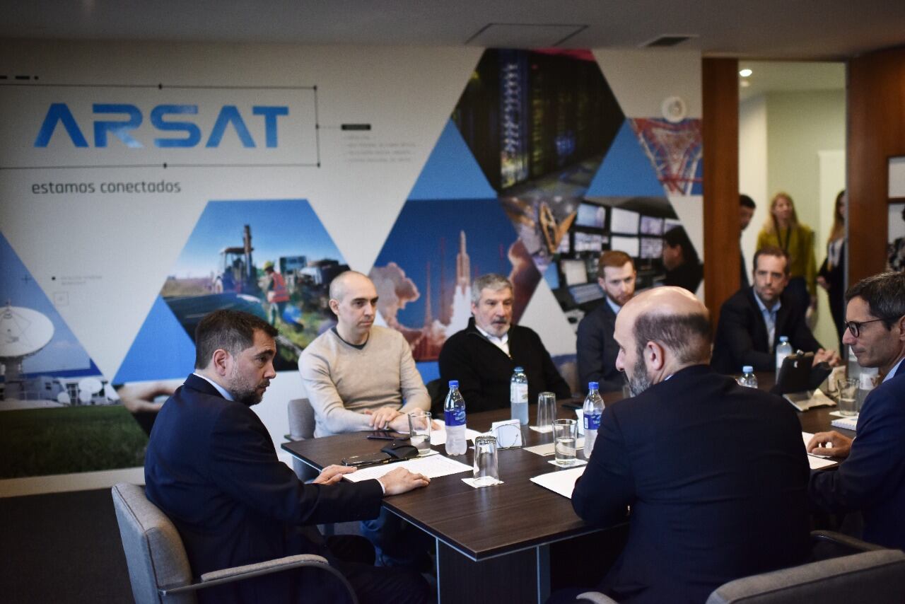 Facunto Leal, en la cabecera de la mesa, junto al directorio de Arsat.