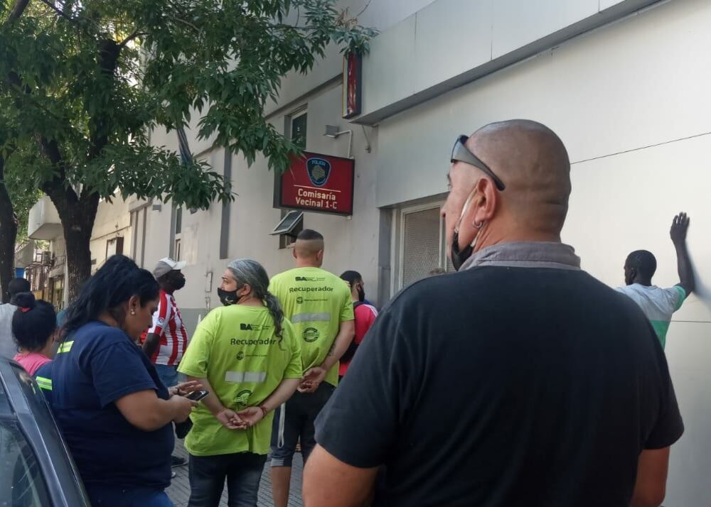 En la entrada de la comisaría se esperan novedades sobre la liberación de Mayansky