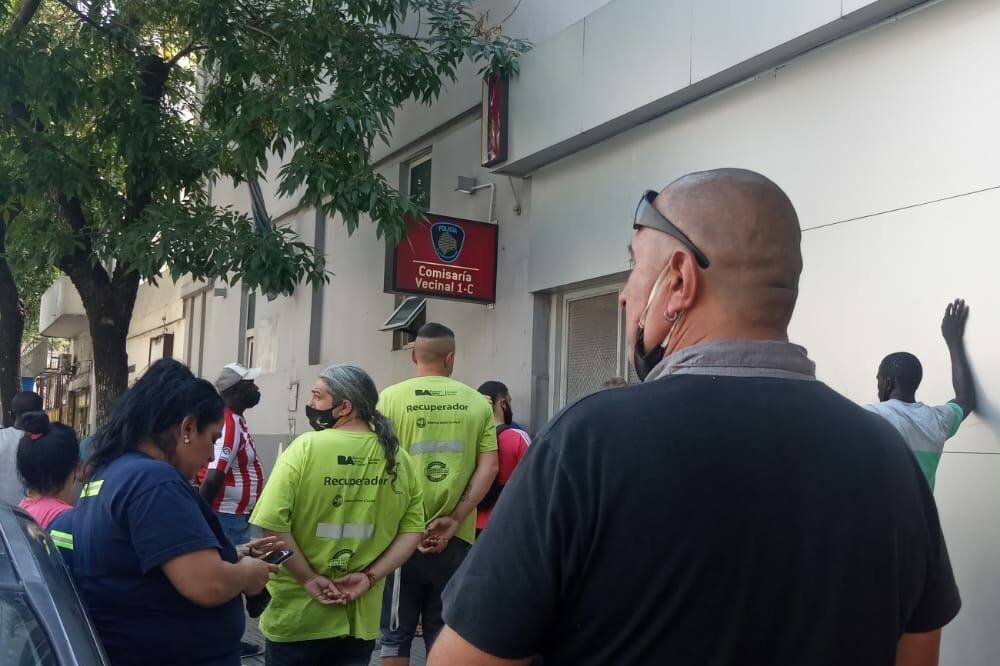 En la entrada de la comisaría se esperan novedades sobre la liberación de Mayansky