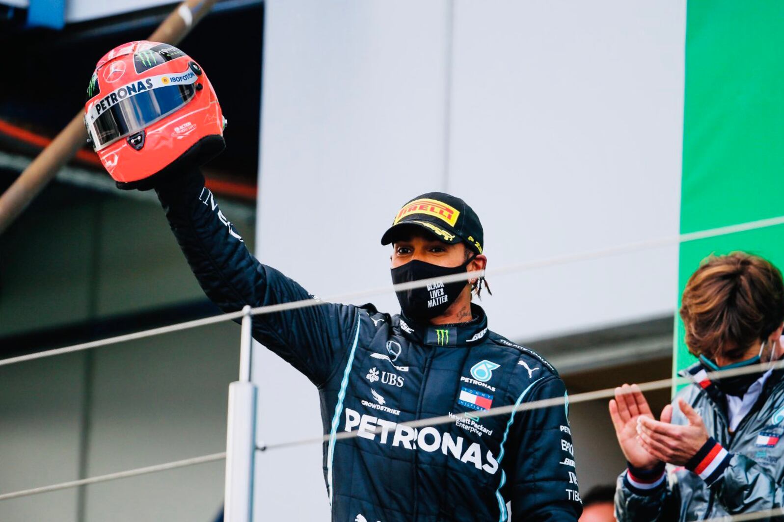 Hamilton en el podio, con el casco de Michael Schumacher.