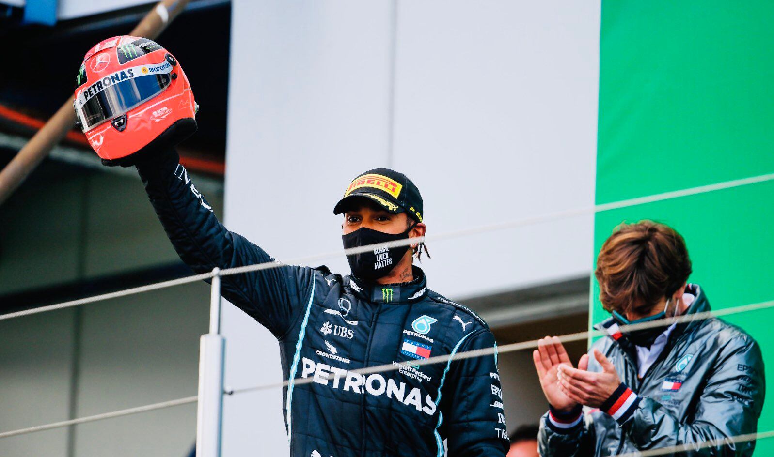 Hamilton en el podio, con el casco de Michael Schumacher.