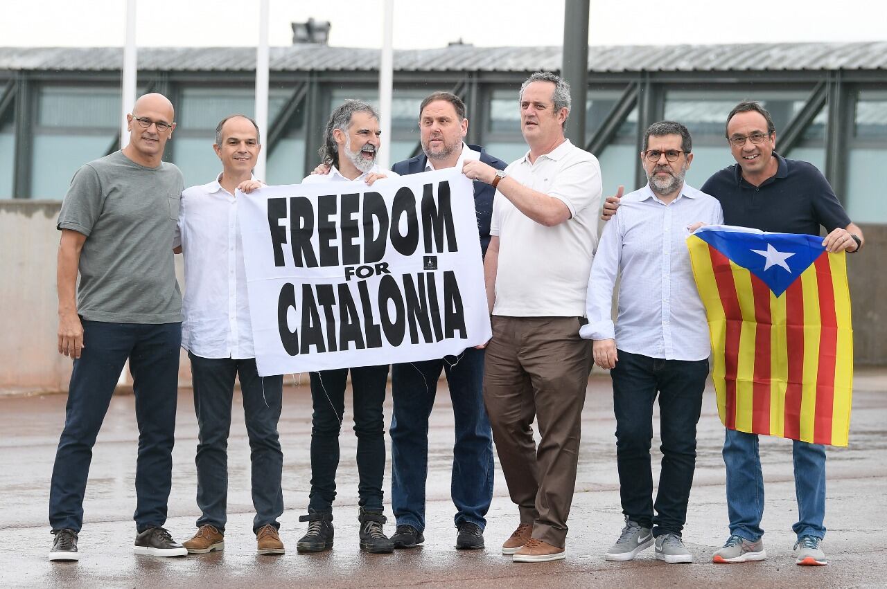 Los líderes separatists catalanes Raul Romeva, Jordi Turull, Jordi Cuixart, Oriol Junqueras, Joaquim Forn, Jordi Sanchez y Josep Rull, fotografiados al salir de la cárcel de Lledoners en junio del 2021.