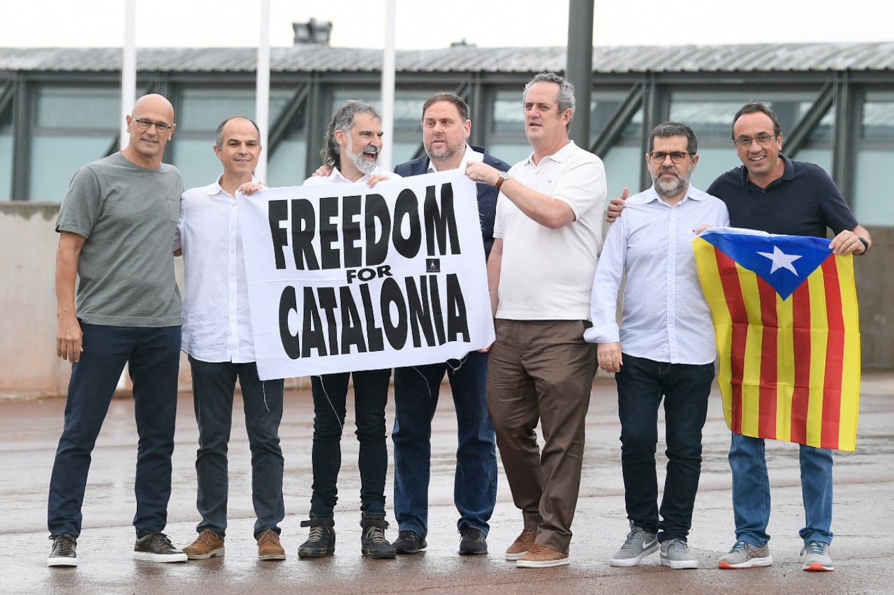 Los líderes separatists catalanes Raul Romeva, Jordi Turull, Jordi Cuixart, Oriol Junqueras, Joaquim Forn, Jordi Sanchez y Josep Rull, fotografiados al salir de la cárcel de Lledoners en junio del 2021.