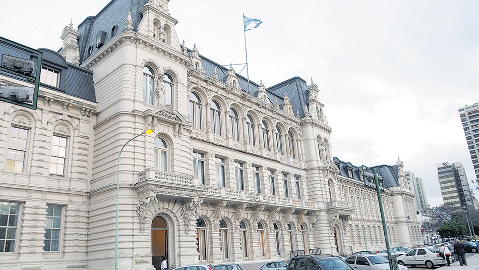 Los gremios denunciaron que desde el Ministerio de Educación buscan desmantelar el programa donde trabajan 900 tutores.