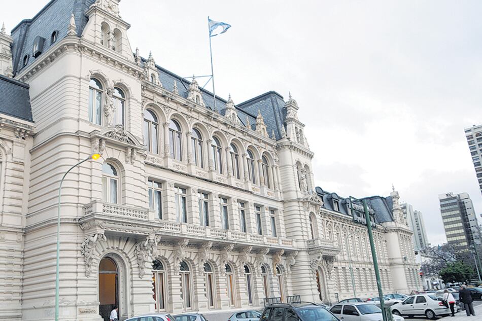 Los gremios denunciaron que desde el Ministerio de Educación buscan desmantelar el programa donde trabajan 900 tutores.