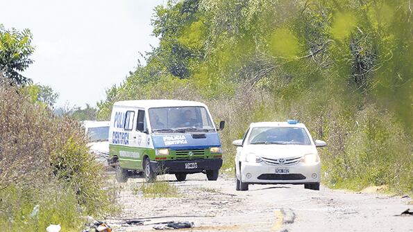 La van de la Policía Científica en el momento del traslado del cuerpo.