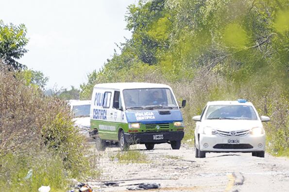 La van de la Policía Científica en el momento del traslado del cuerpo.