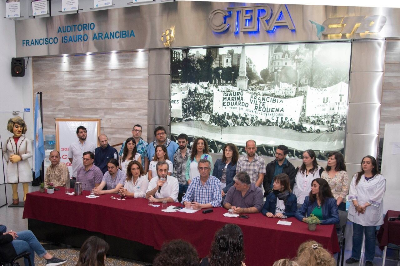 Eduardo López, titular de UTE, en conferencia de prensa. Los gremios docentes denunciarán penalmente a Horacio Rodríguez Larreta y a otros funcionarios implicados.