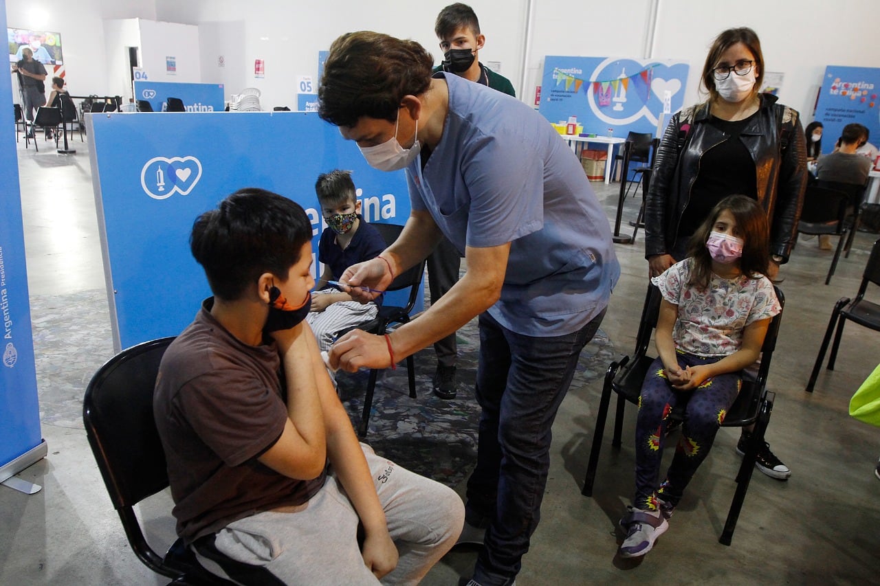 Los contagios por covid en Provincia de Buenos Aires y Ciudad de Buenos Aires empezaron a bajar otra vez por la vacunación de los niños.