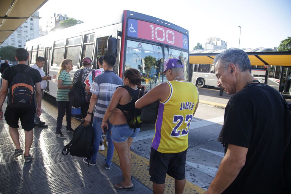 Qué líneas de colectivos están de paro hoy y cómo funcionará el ...