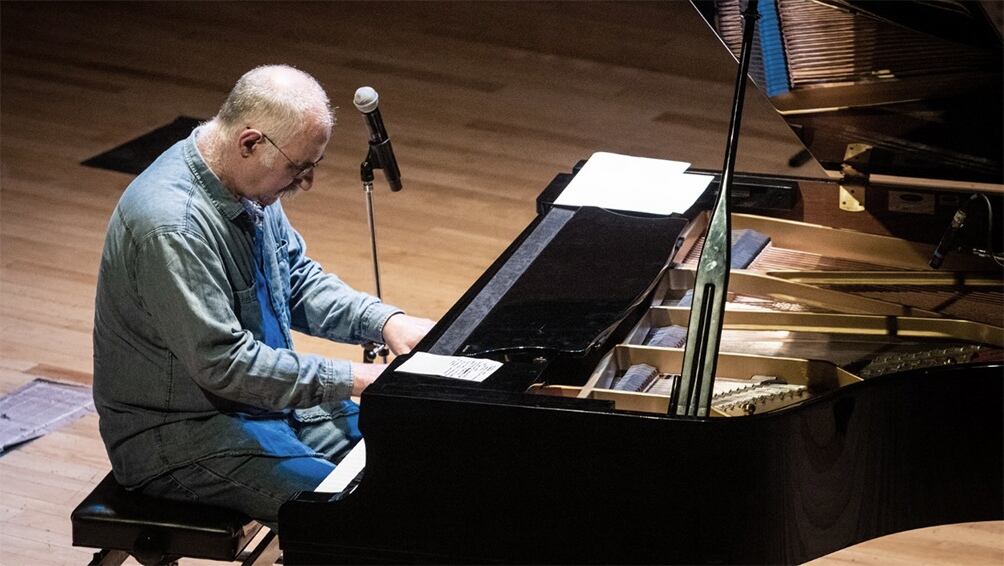 Maslíah tiene una larga trayectoria como músico, escritor y humorista.