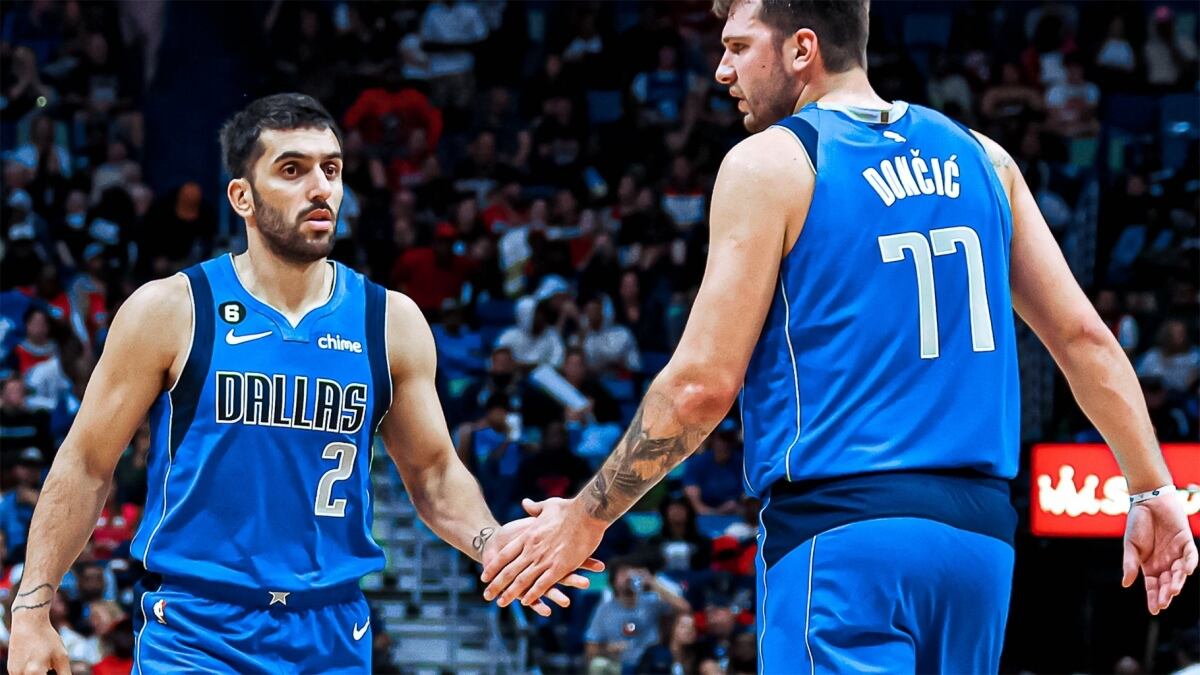 Facundo Campazzo junto a Luca Dončić, su compañero en los Dallas Mavericks.