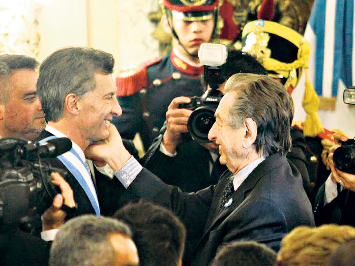 Las maniobras buscan el vaciamiento del Correo a través de las controlantes del grupo de la familia Macri.