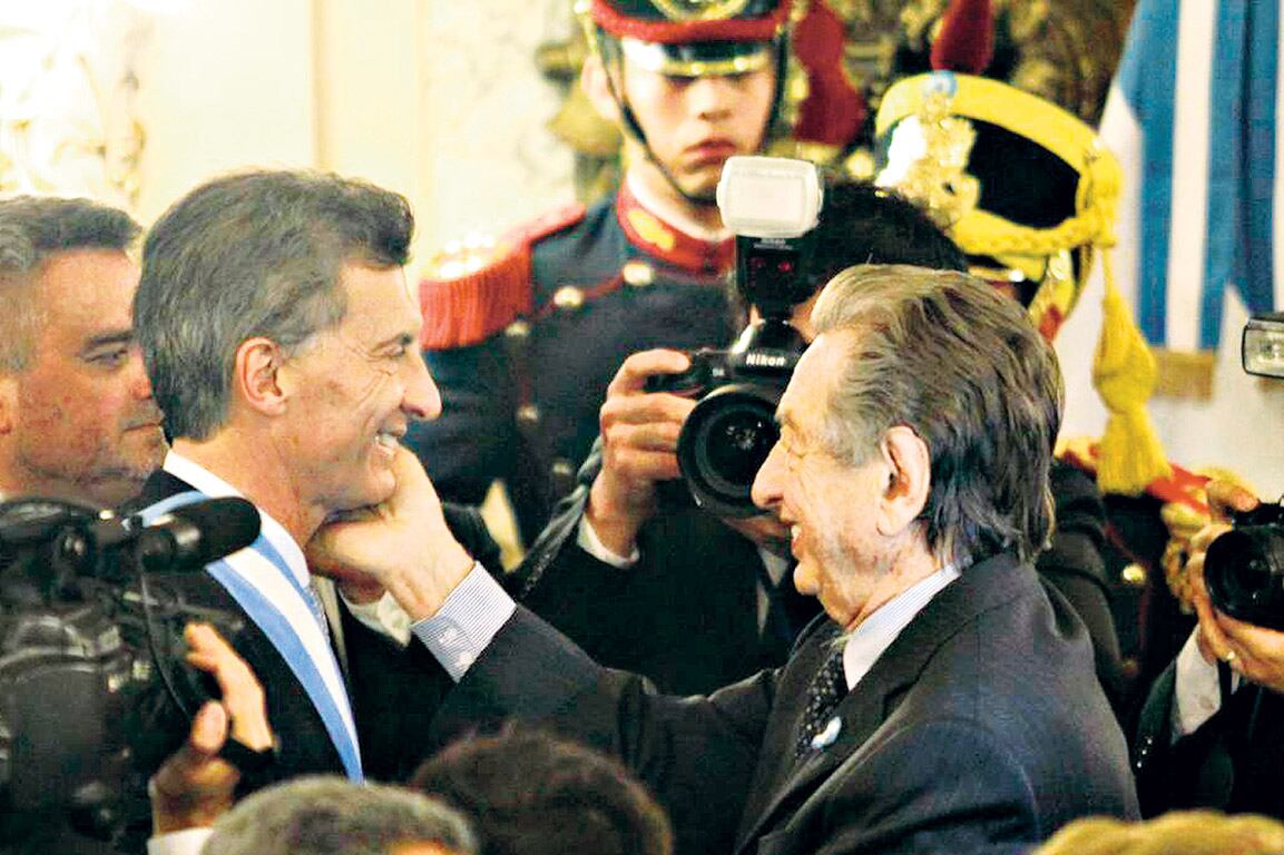 Las maniobras buscan el vaciamiento del Correo a través de las controlantes del grupo de la familia Macri.