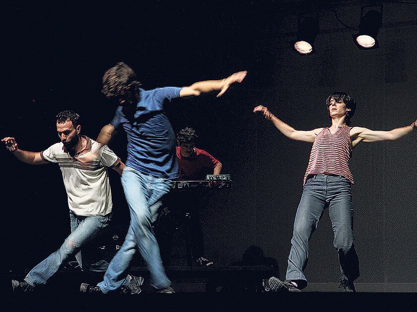 El espacio de la danza está en los cuerpos de Bárbara Hang, Pablo Castronovo y Andrés Molina.