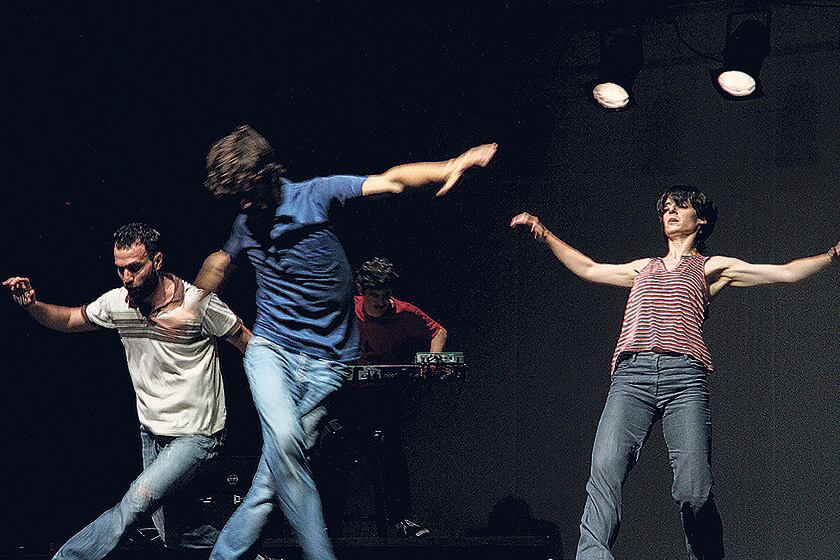 El espacio de la danza está en los cuerpos de Bárbara Hang, Pablo Castronovo y Andrés Molina.