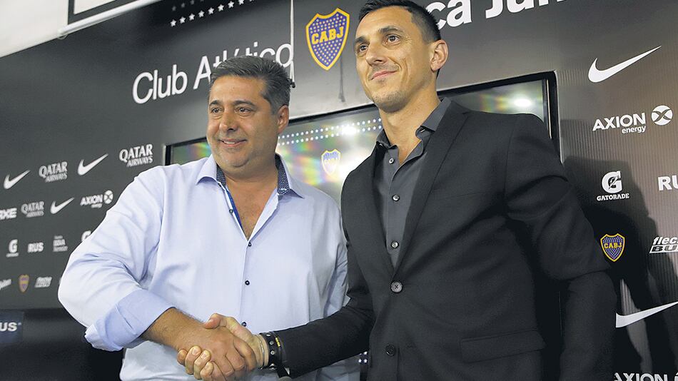 Tras su presentación como manager de Boca, Burdisso saluda al presidente Angelici.