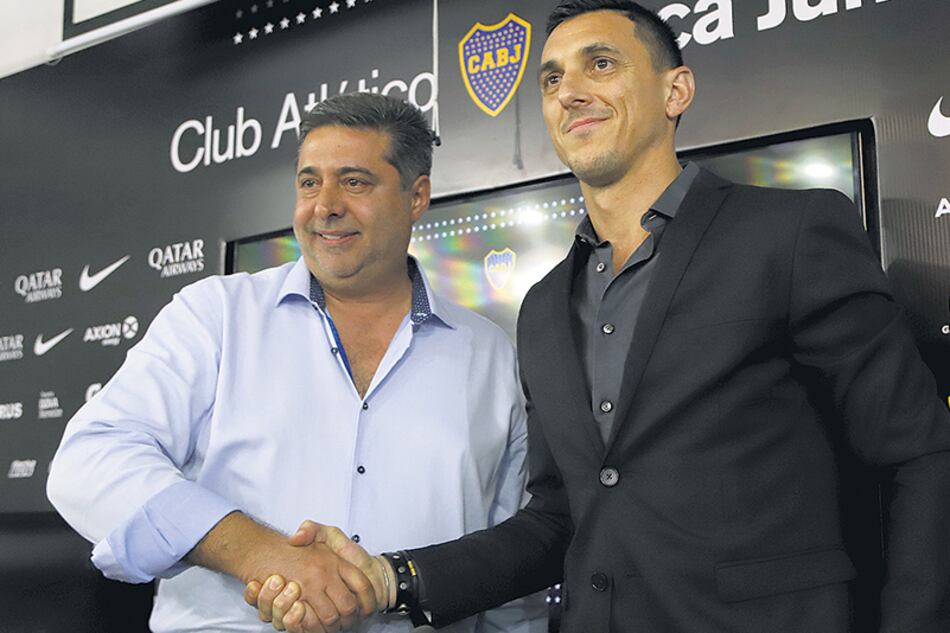 Tras su presentación como manager de Boca, Burdisso saluda al presidente Angelici.
