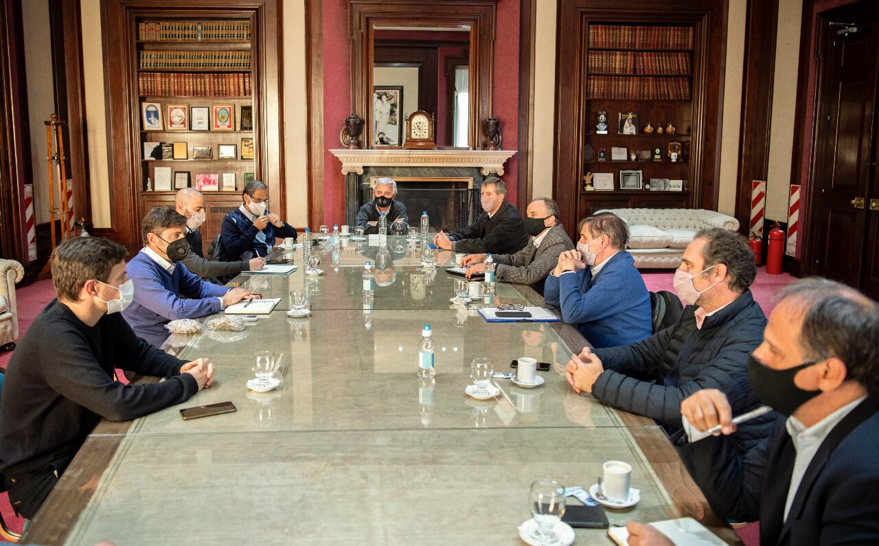 Kicillof con representantes de los supermercados.