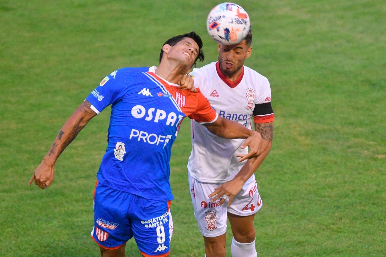 Márquez disputa la pelota con el capitán Briasco.