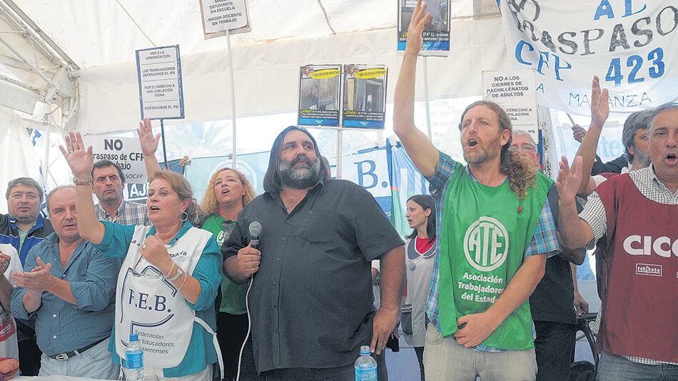 “El gobierno debe hacer una propuesta digna, superior al 20 por ciento de aumento”, dijo Roberto Baradel, uno de los oradores.