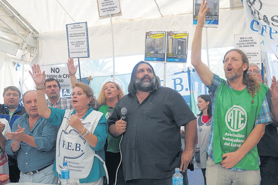 “El gobierno debe hacer una propuesta digna, superior al 20 por ciento de aumento”, dijo Roberto Baradel, uno de los oradores.
