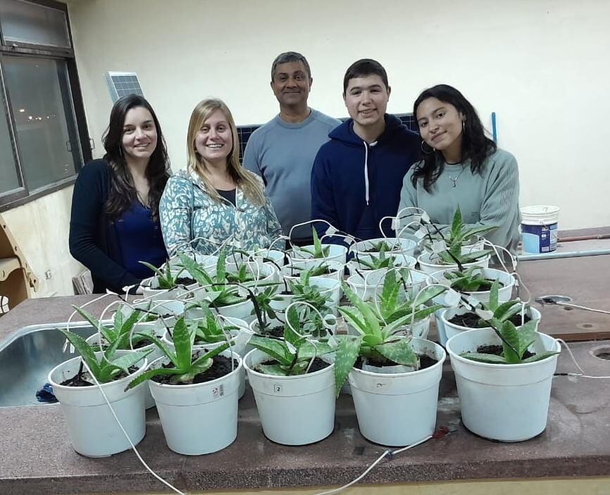 Brian y Rocío con sus profesores de la escuela Técnica 1 “René Favaloro” de Olavarría.