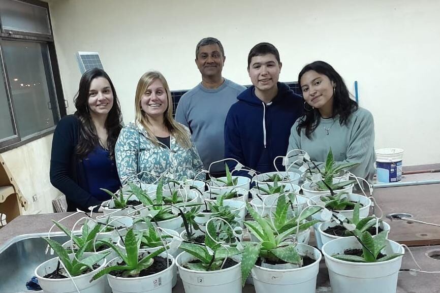 Brian y Rocío con sus profesores de la escuela Técnica 1 “René Favaloro” de Olavarría.