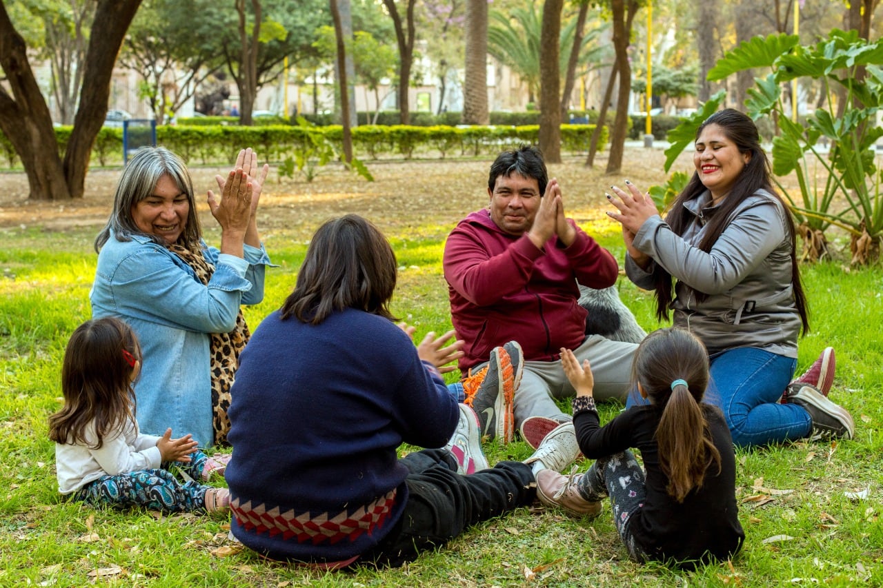 La nueva familia, en un parque.