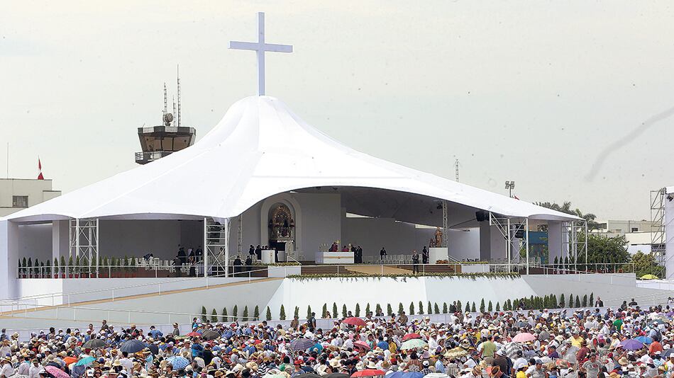 Una multitud presenció la misa final del Papa en la base de la Fuerza Aérea de Las Palmas.