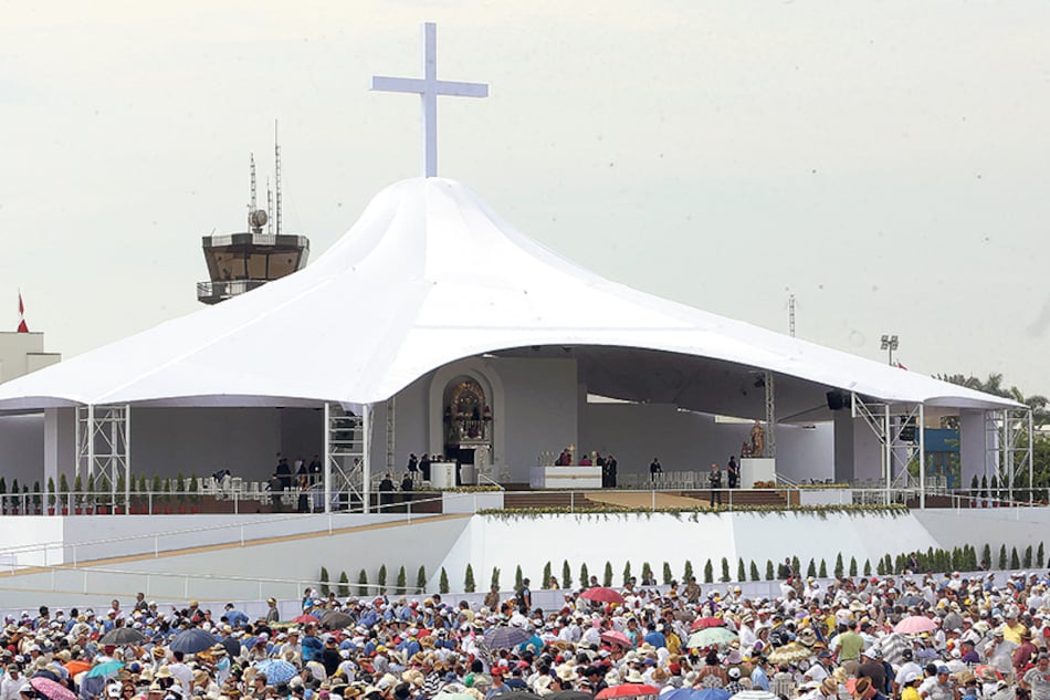 Una multitud presenció la misa final del Papa en la base de la Fuerza Aérea de Las Palmas.