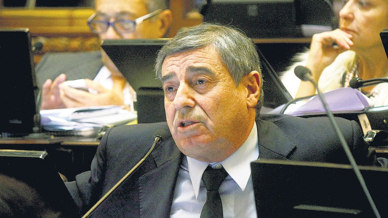 Mario Cimadevilla, designado por Macri al frente de la Unidad Especial AMIA, enfrentado con Garavano.