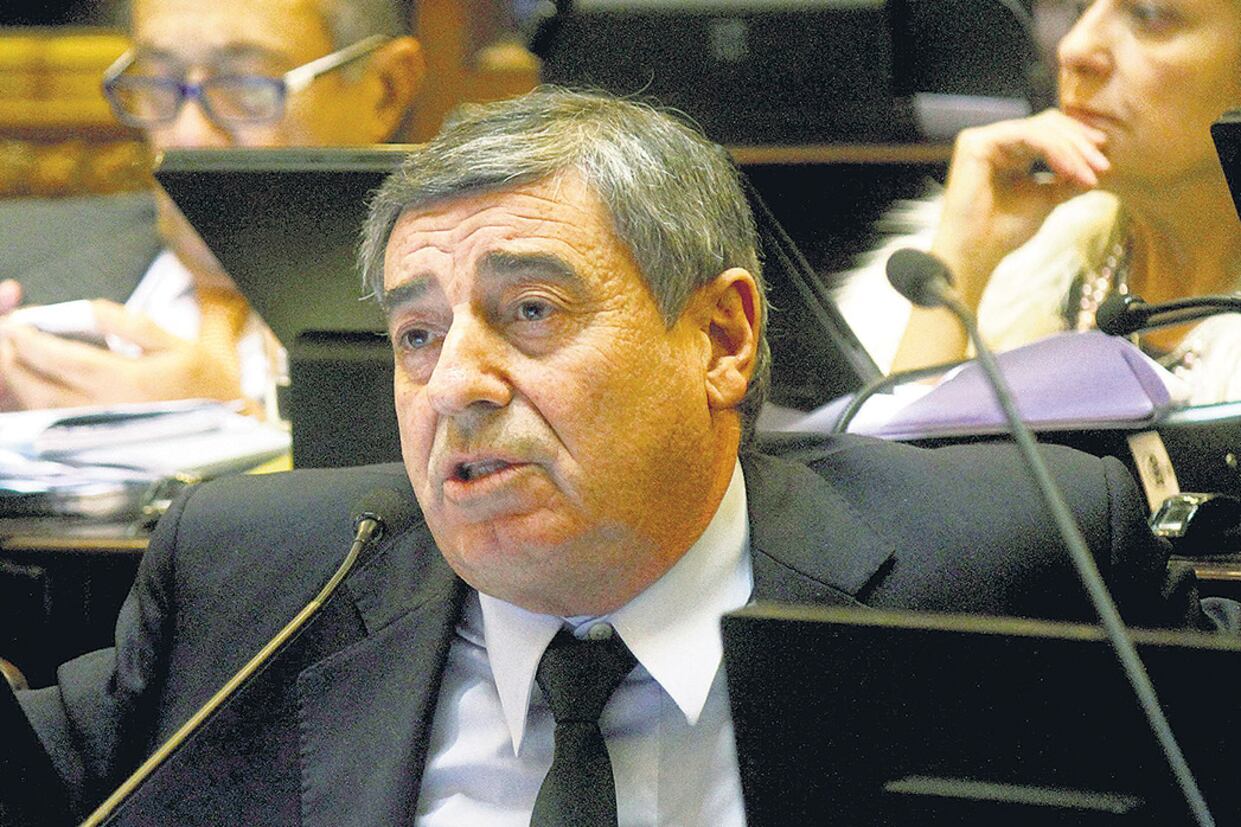 Mario Cimadevilla, designado por Macri al frente de la Unidad Especial AMIA, enfrentado con Garavano.