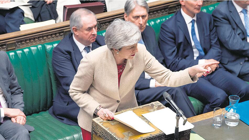May defiende su plan de Brexit en el Parlamento británico antes del tercer rechazo.