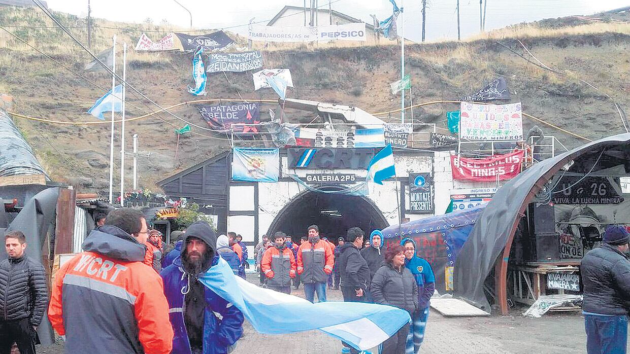 En la asamblea realizada en la entrada de la mina los trabajadores reclamaron las reincorporaciones.