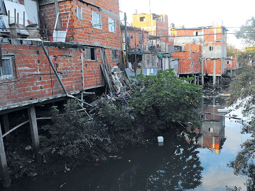 Los vecinos de la Rodrigo Bueno reclaman la urbanización desde hace diez años.