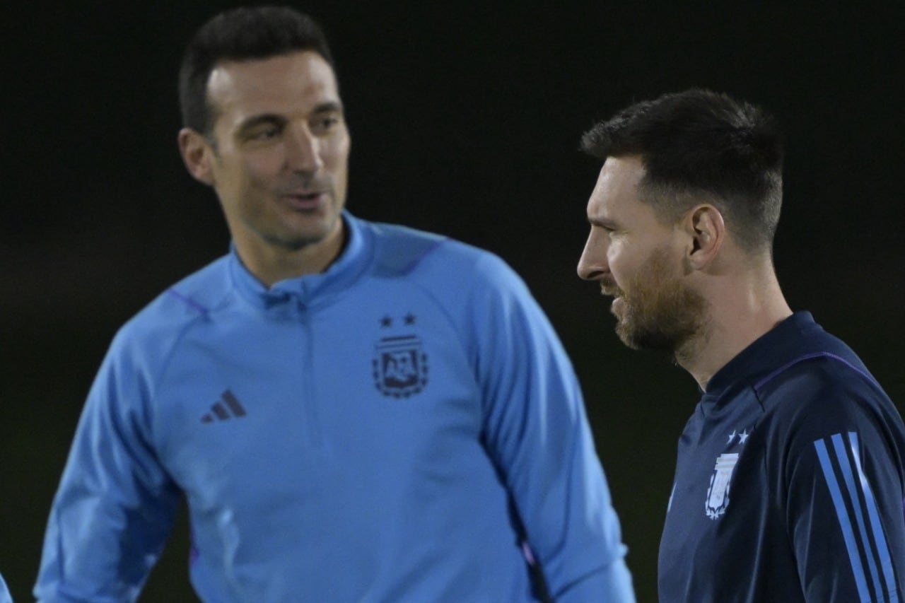 Los Lioneles, Scaloni y Messi, durante la práctica de este viernes 