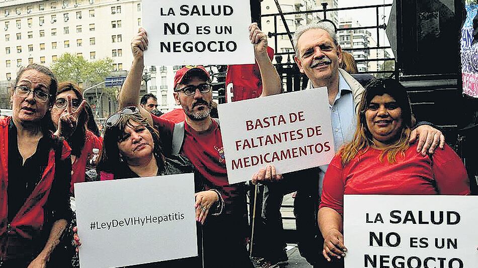 Banderazo del Frente por la Salud de las personas con VIH reclamando el tratamiento de la nueva ley de sida, en septiembre de 2017. Gentileza de 100% Diversidad y Derechos.