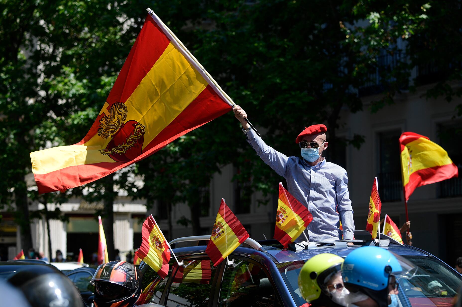 Un manifestante flamea la bander española durante la protesta de Vox en Madrid.