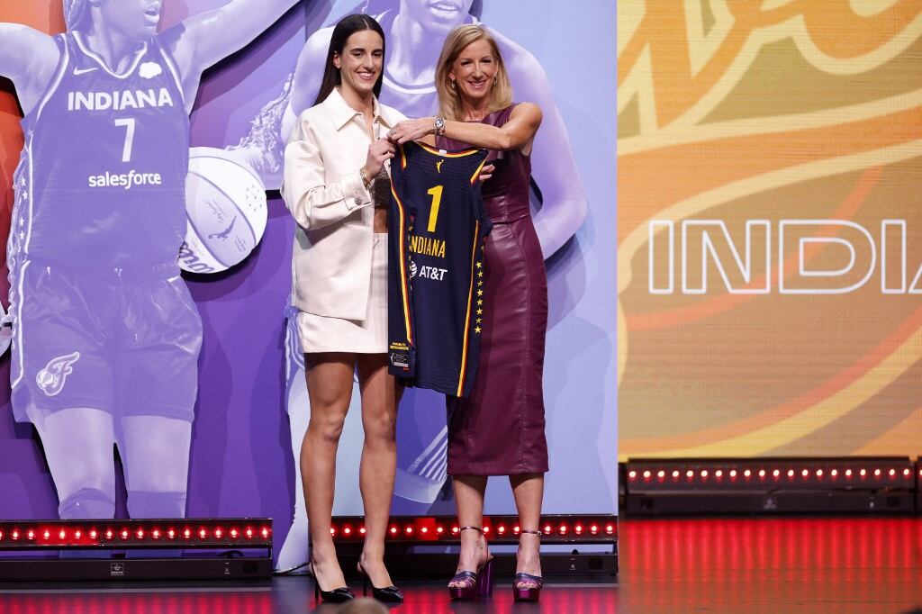 Caitlin Clark junto a la comisionada de la WNBA tras ser elegida en el Draft.