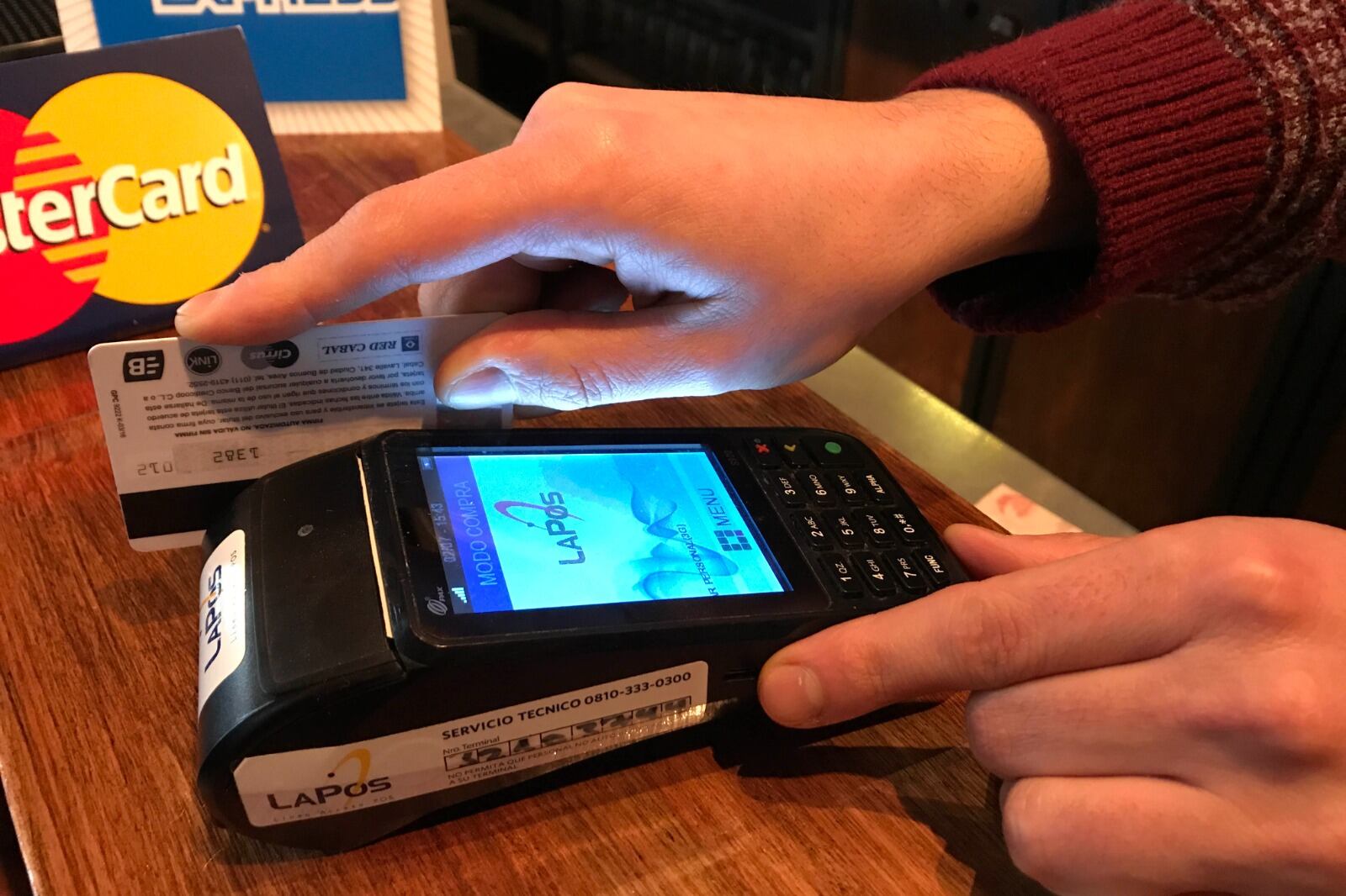La medida hará menos oneroso al comercio el cobro electrónico