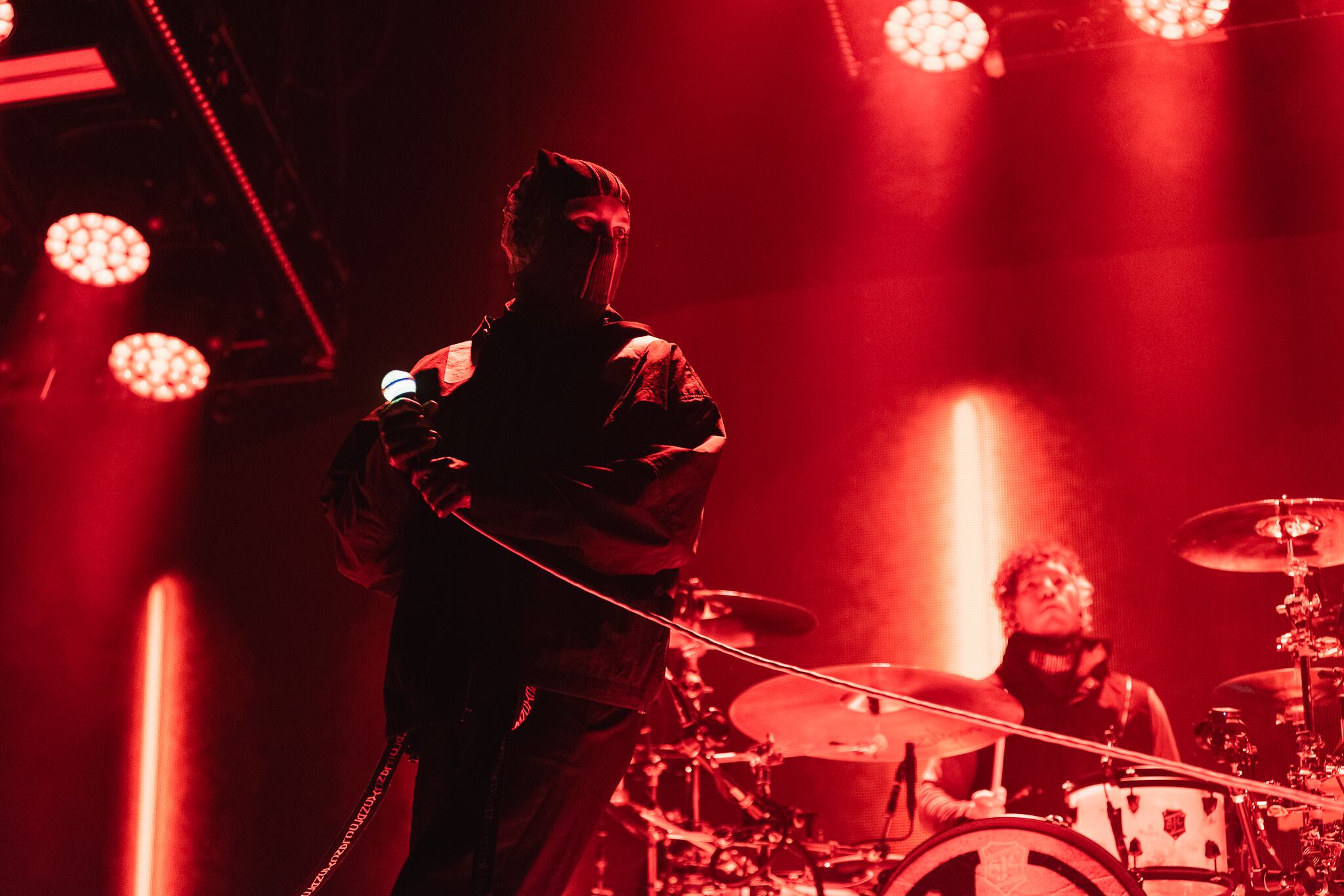 Pese al abrasador calor de la noche, el cantante Tyler Joseph y el baterista Josh Dun ni palidecieron ni resignaron su estética característica