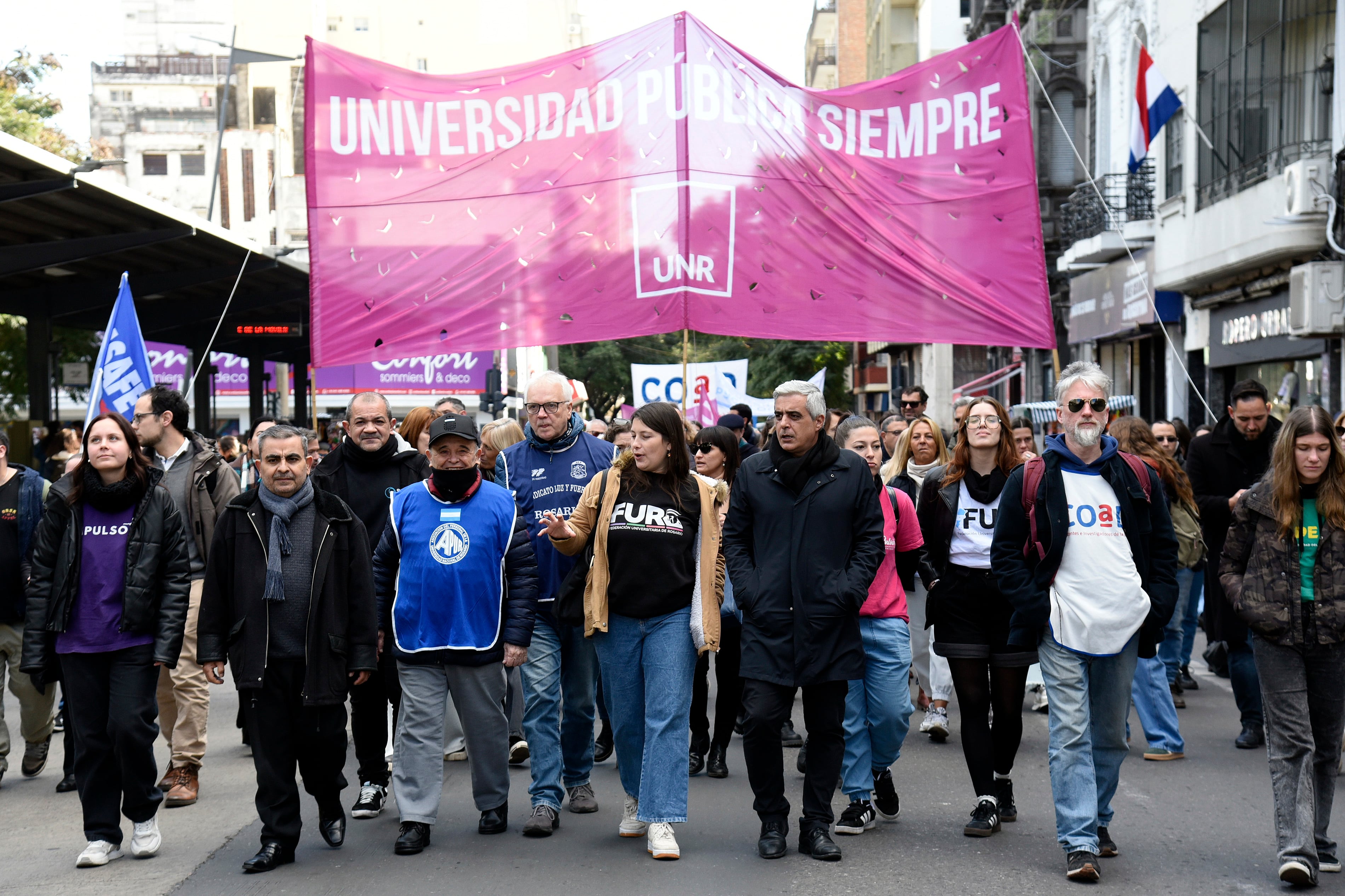 Marcha universitaria Rosario estudiantes docentes-26/06/2025