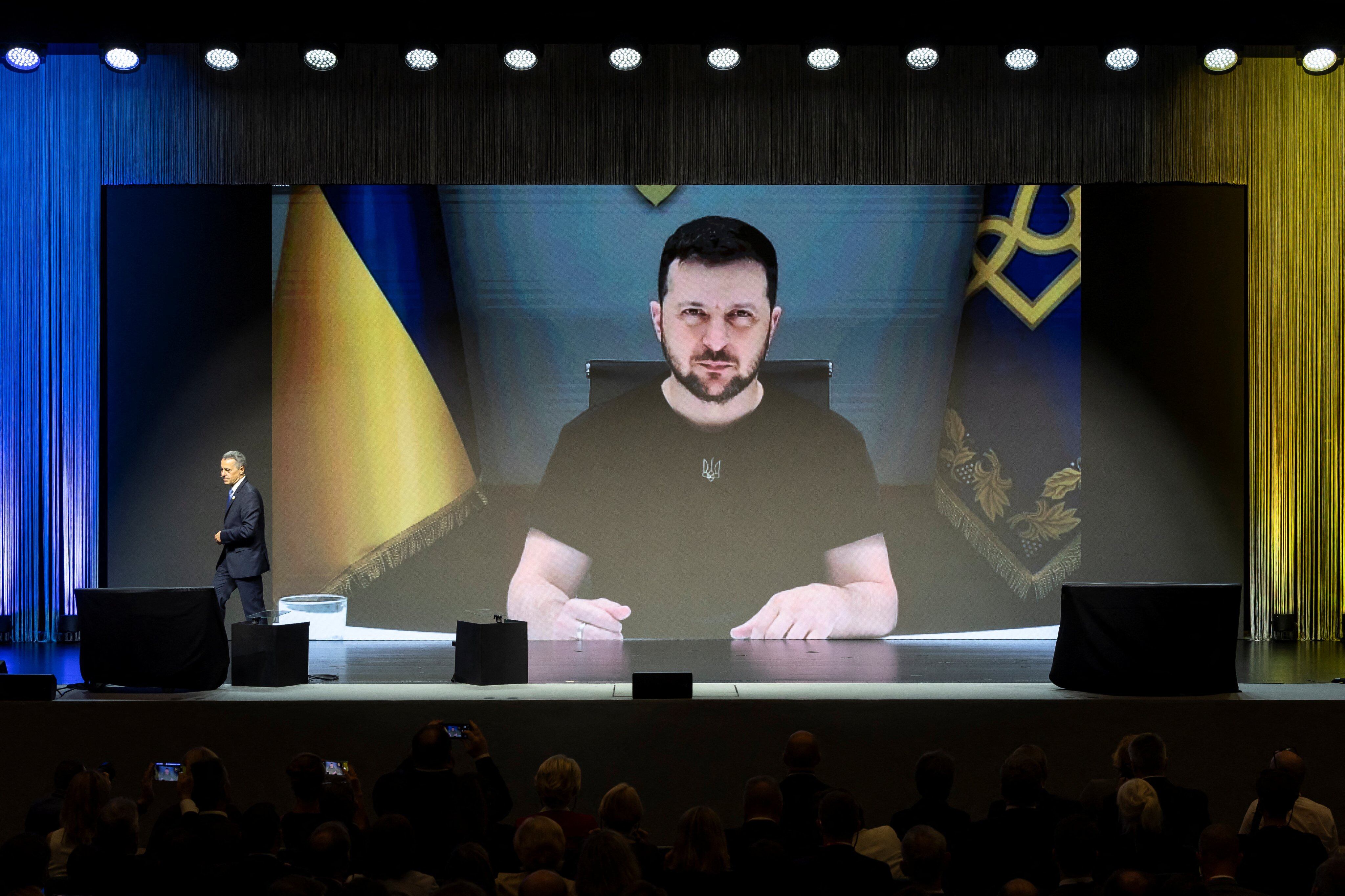 El presidente de Ucrania, Volodimir Zelenski, durante una videoconferencia en la Universidad Católica de Chile / Universidad Católica de Chile