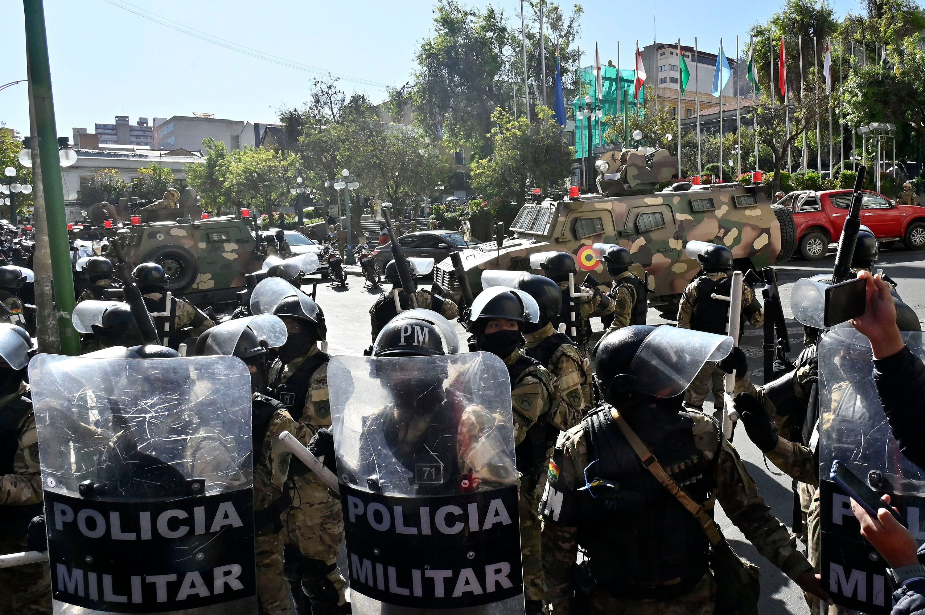 Militares se movilizan a Plaza Murillo durante el intento de golpe.