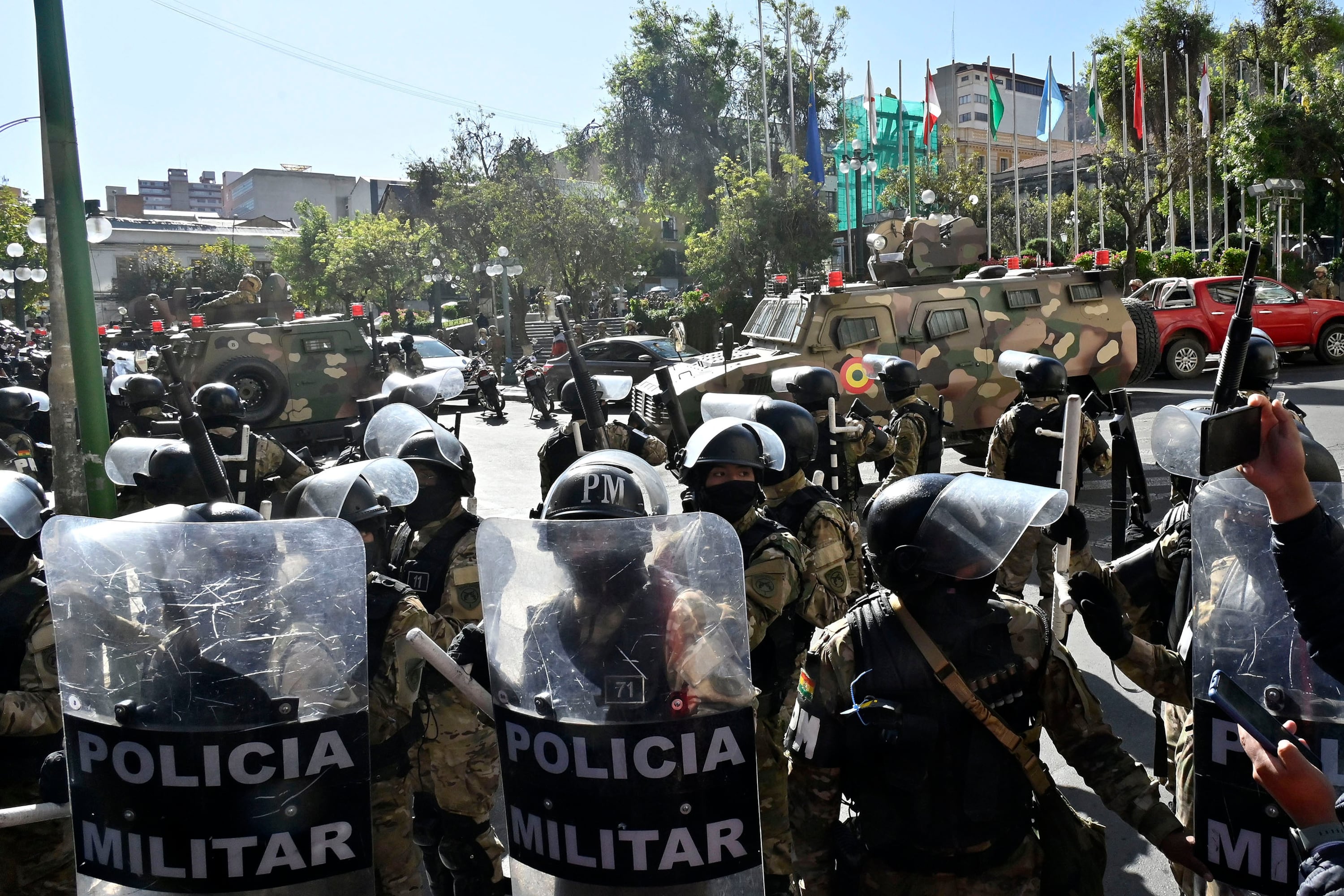 Militares se movilizan a Plaza Murillo durante el intento de golpe.