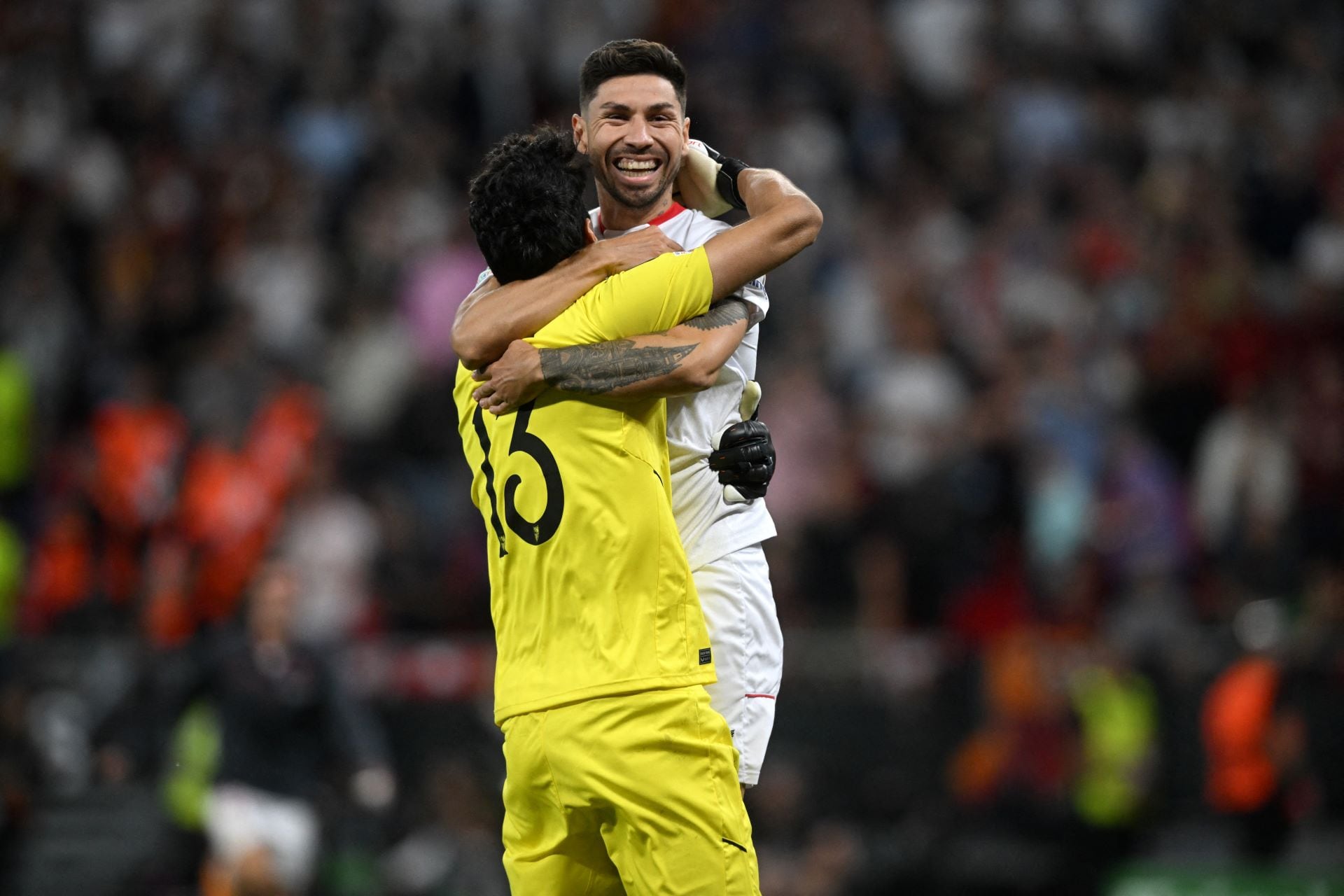 Gonzalo Montiel acaba de hacer el penal que consagró campeón al Sevilla en la Europa LEague. el abrazo con el arquero Bono Yassine. 